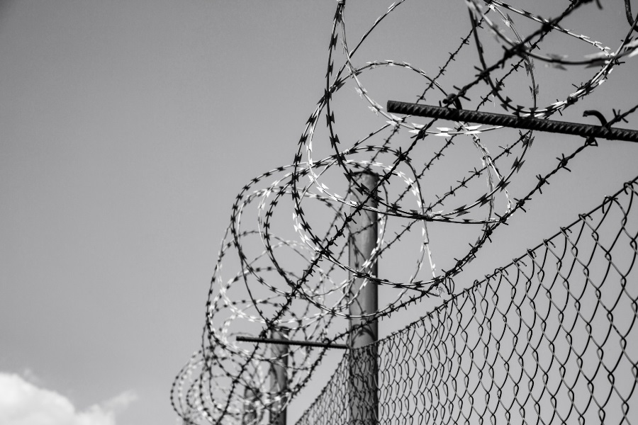 best_zombie_defence_for_your_stronghold-razor_wire